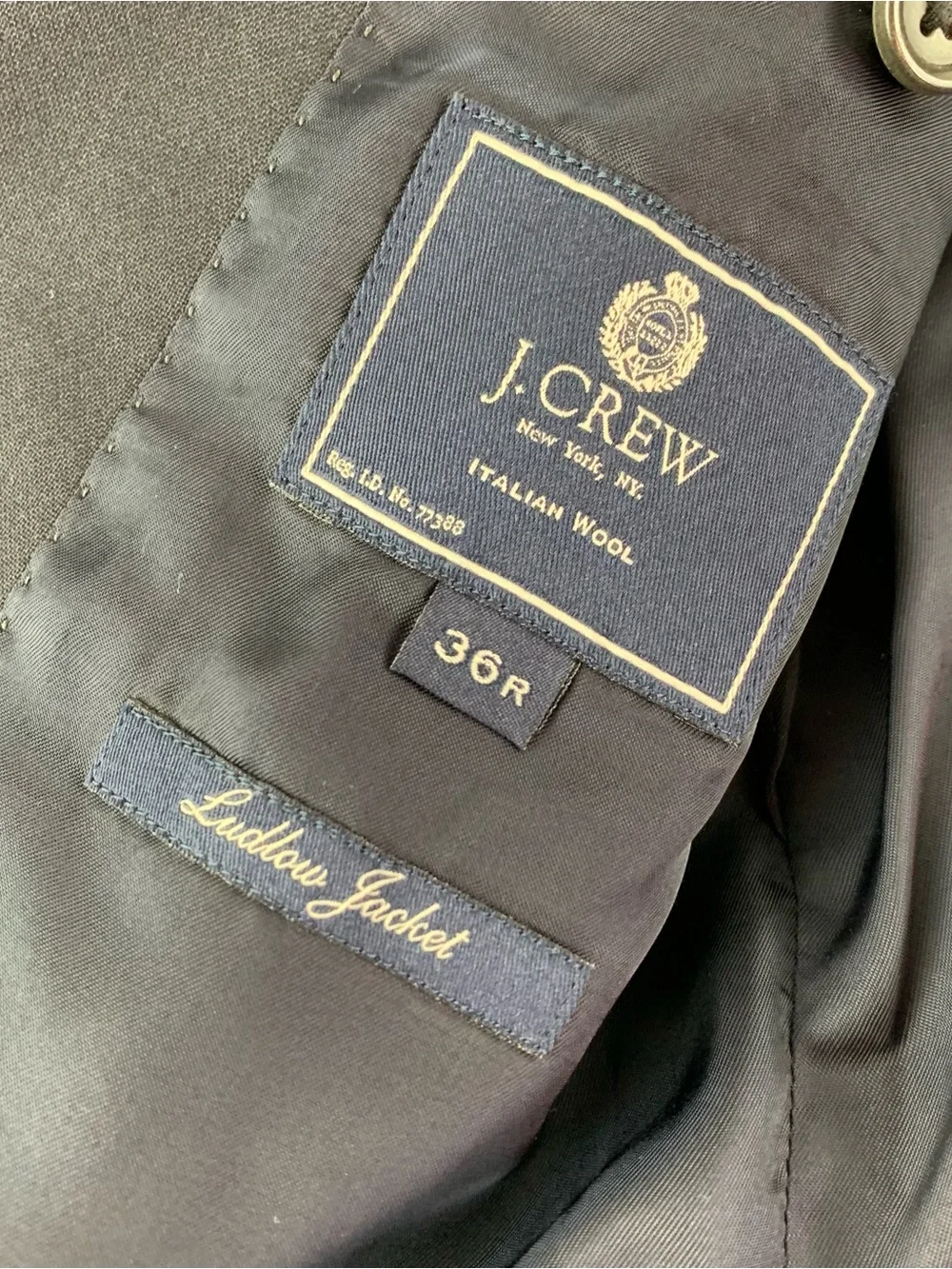J crew men's Ludlow slim-fit suit jacket Italian wool size 36R in navy blue